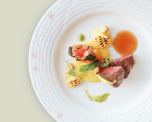 牛フィレ肉のポワレ マルサラの芳醇なソースと夏野菜