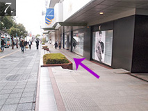 Please proceed along the Kintetsu Department Store on your right.