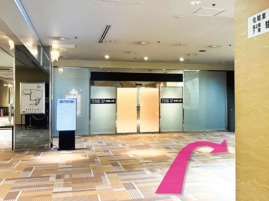 Guests attending banquets should proceed to their respective banquet halls, while guests staying overnight should turn right.