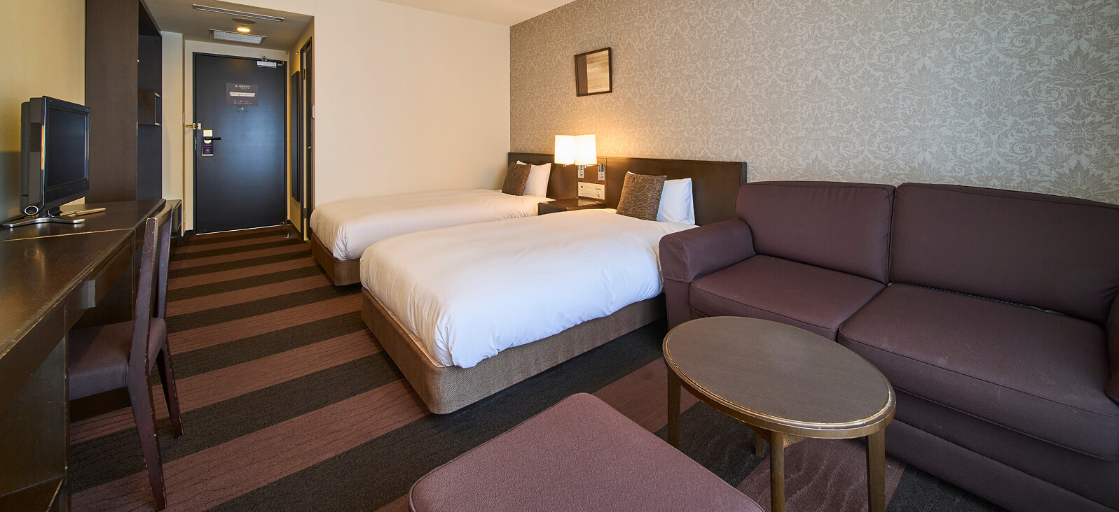 Moderate Twin room with sofa and round table