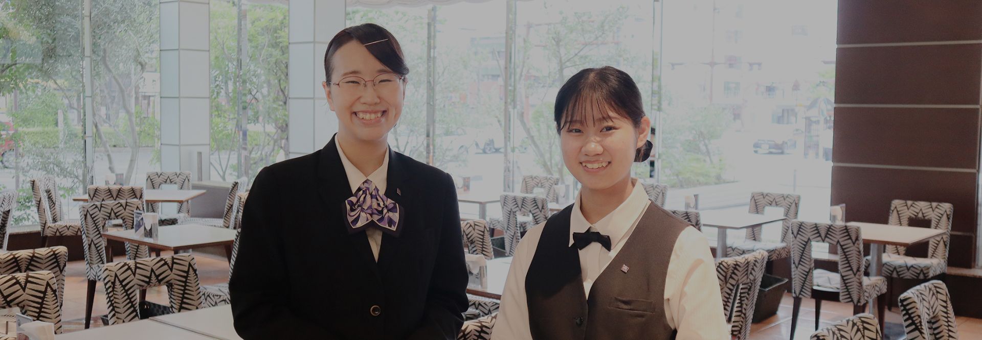 酒店工作人員在明亮陽光照射下的餐廳微笑