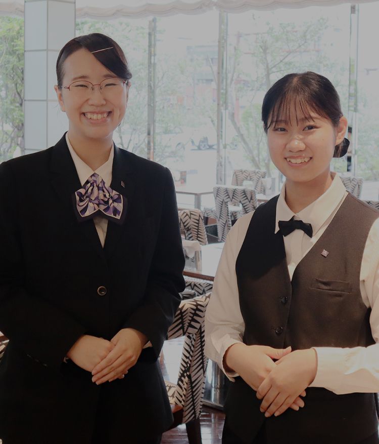 酒店工作人員在明亮陽光照射下的餐廳微笑