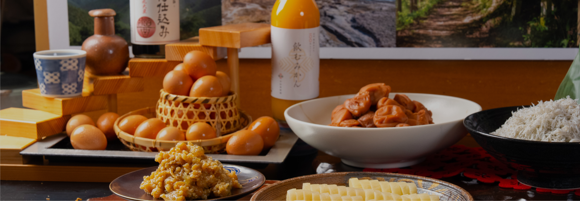 焼きたてのパン、オムレツとベーコン、サラダ、和食（ご飯と味噌汁）、カットフルーツ、シリアル、ジュース、コーヒーなど、多彩なメニューが並ぶ豪華な朝食のテーブル。
