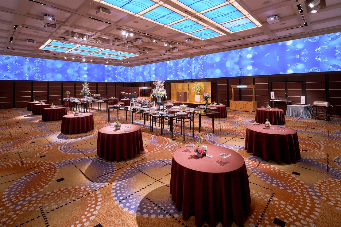 白いテーブルクロスに花が飾られた、アットホームな雰囲気の円卓宴会場