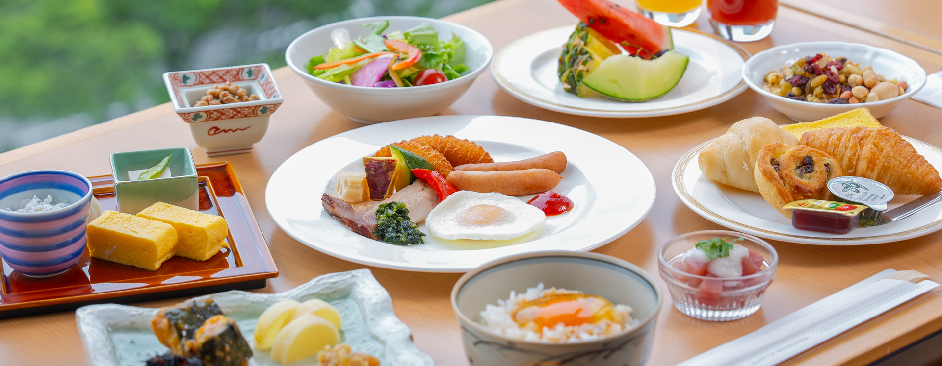 鉄鍋に盛られたローストビーフ。断面が美しく焼かれ、リンゴや野菜が添えられている。