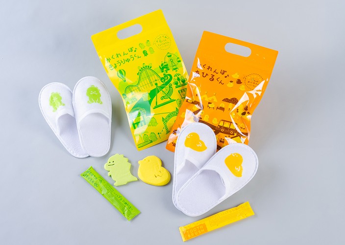 子ども用スリッパと歯ブラシを並べたキッズアメニティ