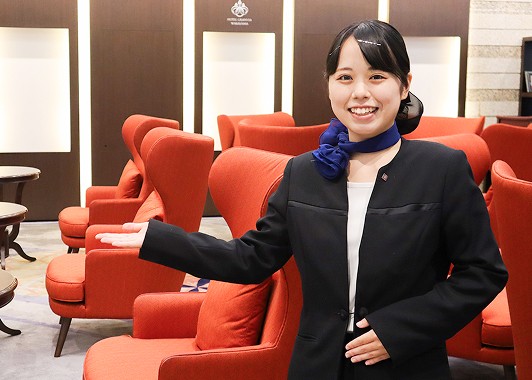 ロビーラウンジでお客様を笑顔でご案内するスタッフ