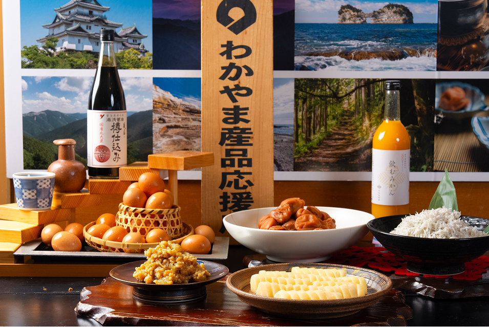 洋朝食のプレート。ふわふわのオムレツとソーセージ、サラダ、パン、ジュースなどが並ぶ。